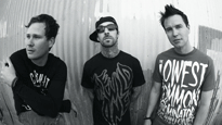 Blink 182 – Standing @ Motorpoint Arena Sheffield on 07 July 2011
